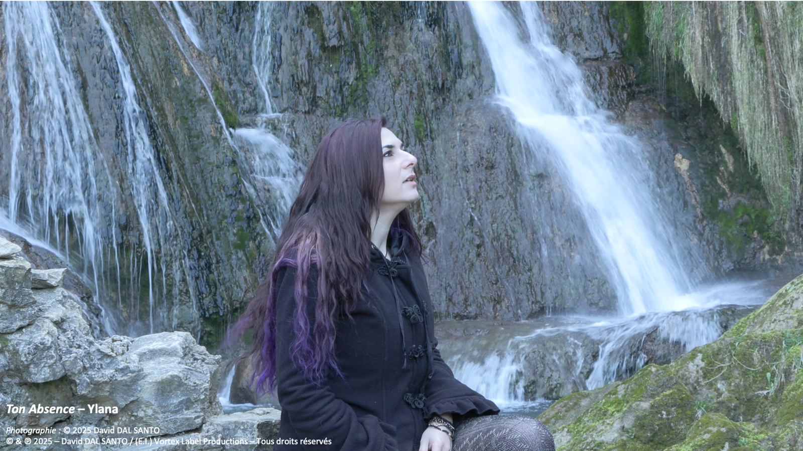 Ylana lors du tournage du clip vidéo "Ton Absence" (cascade de Glandieu).
